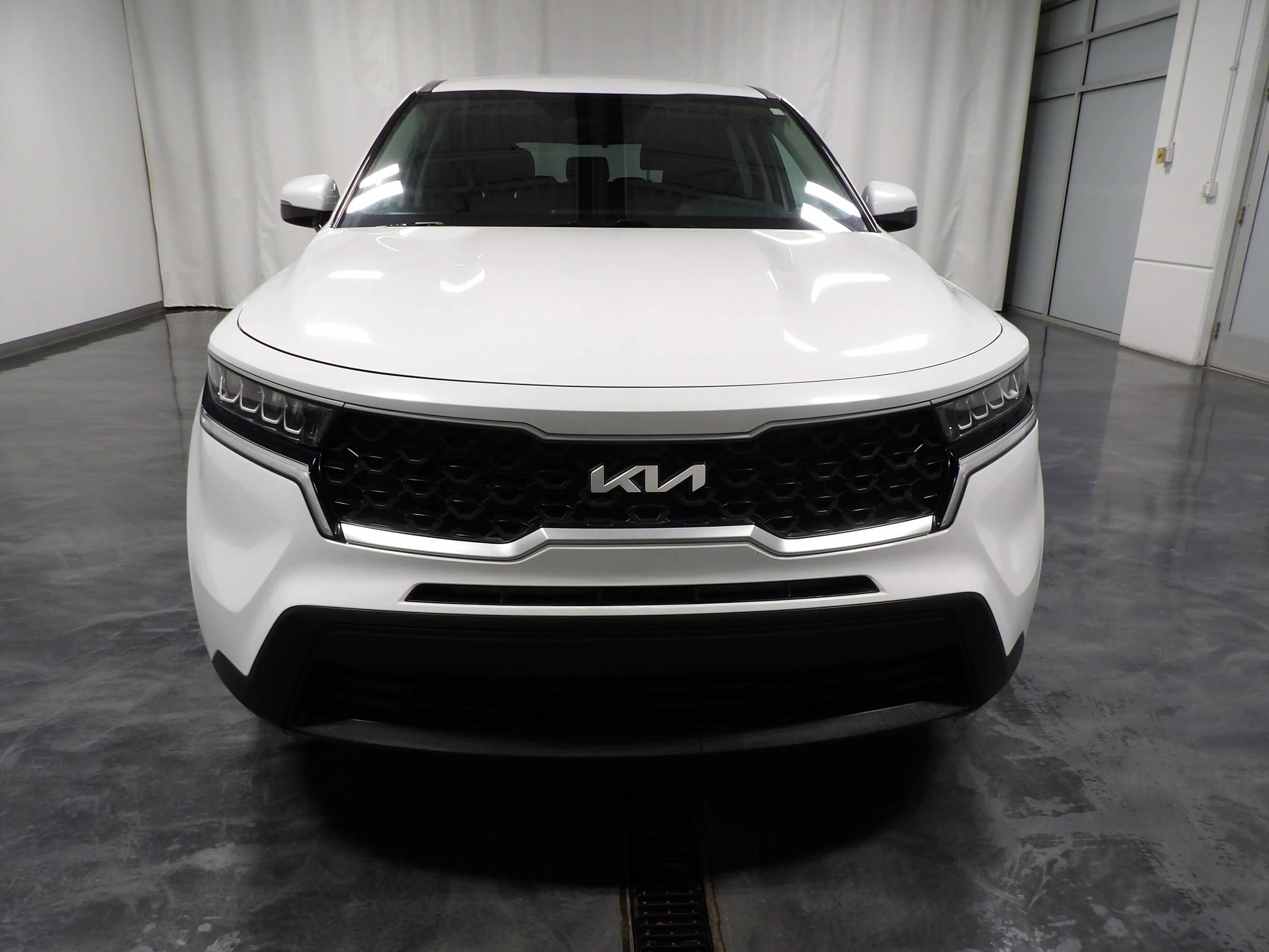 Used 2023 Kia Sorento LX FWD image 3