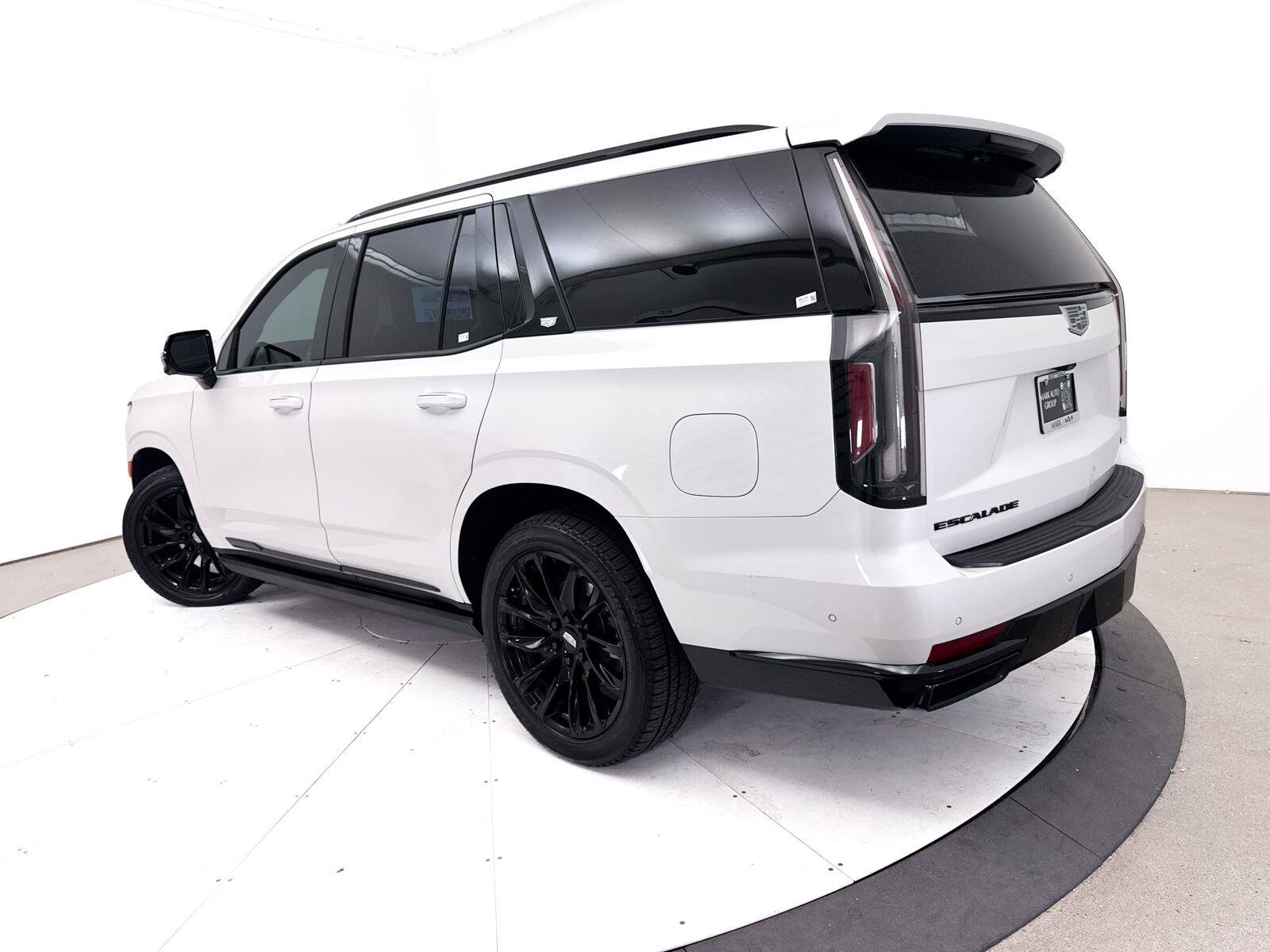 Used 2022 Cadillac Escalade Sport Platinum w/ LPO, ONYX Package AWD/4WD image 2