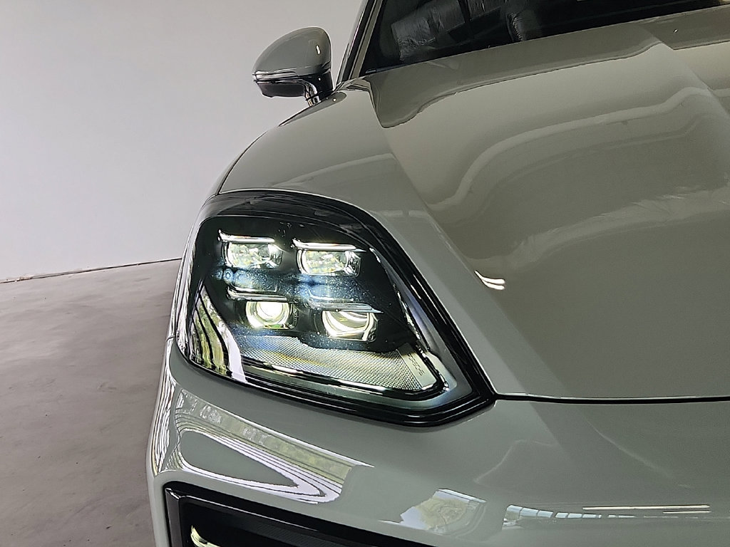 New 2026 Porsche Cayenne GTS AWD/4WD image 9