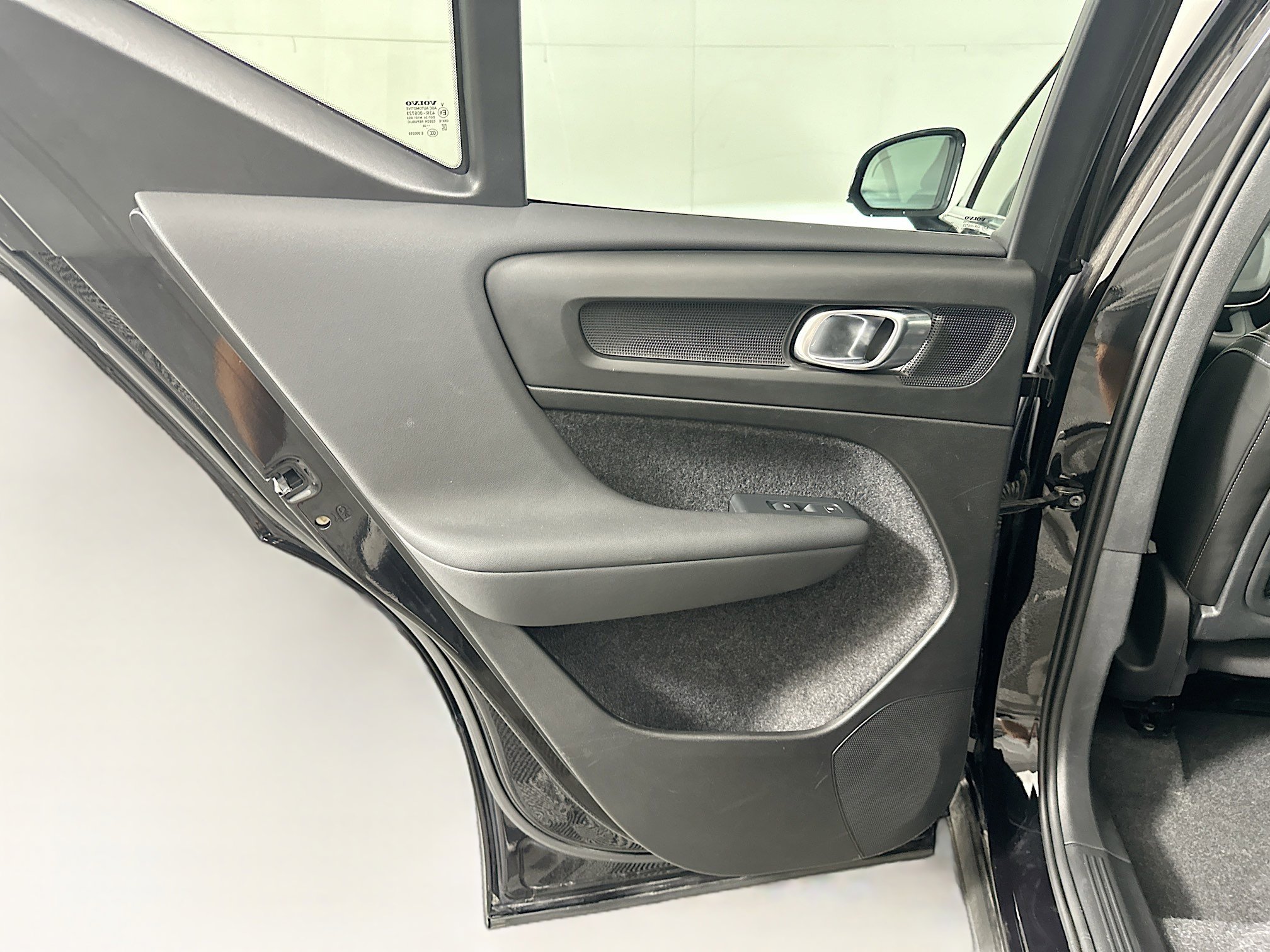 Used 2025 Volvo XC40 B5 Plus image 28