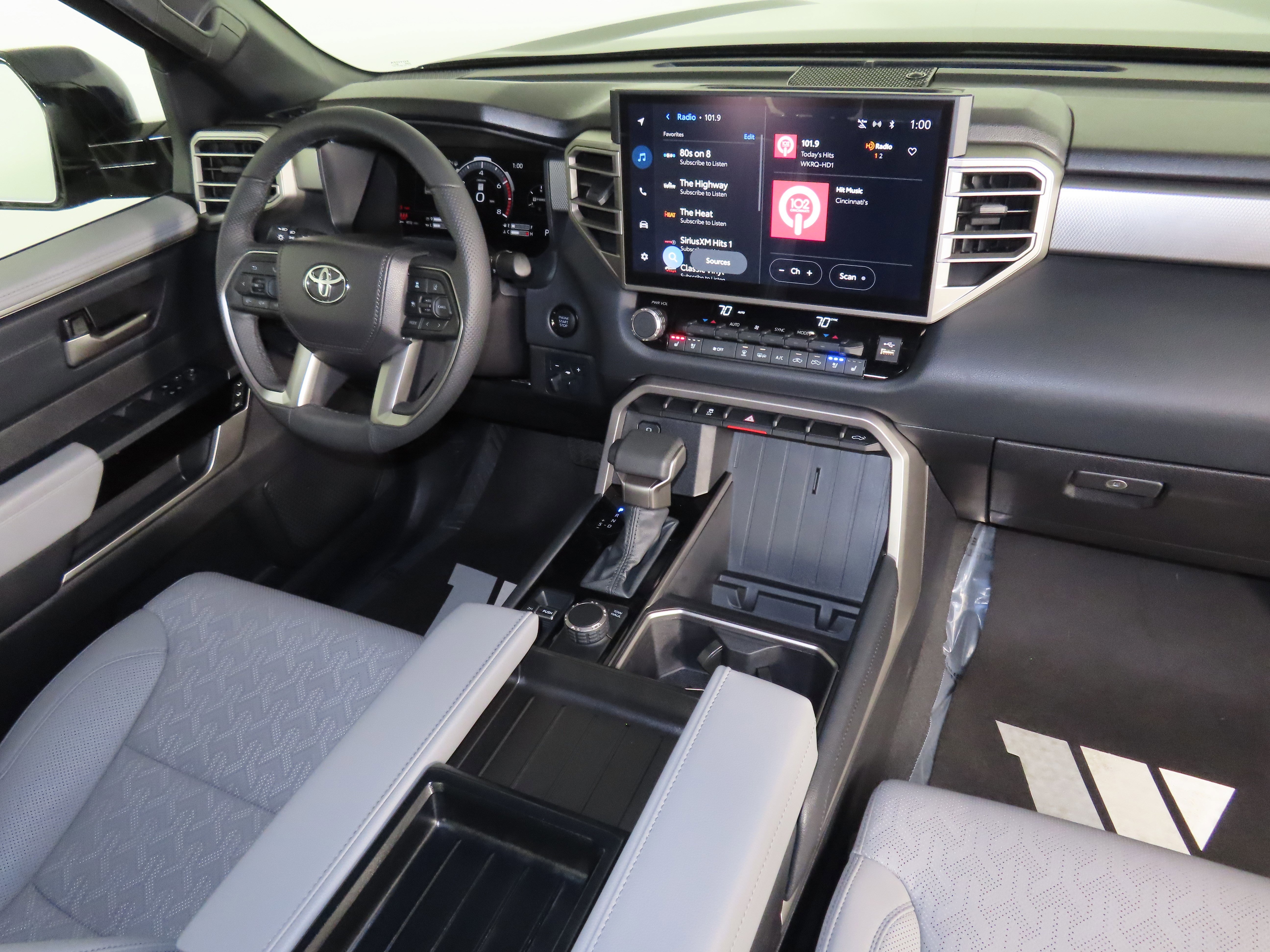 Used 2025 Toyota Tundra Limited AWD/4WD image 36