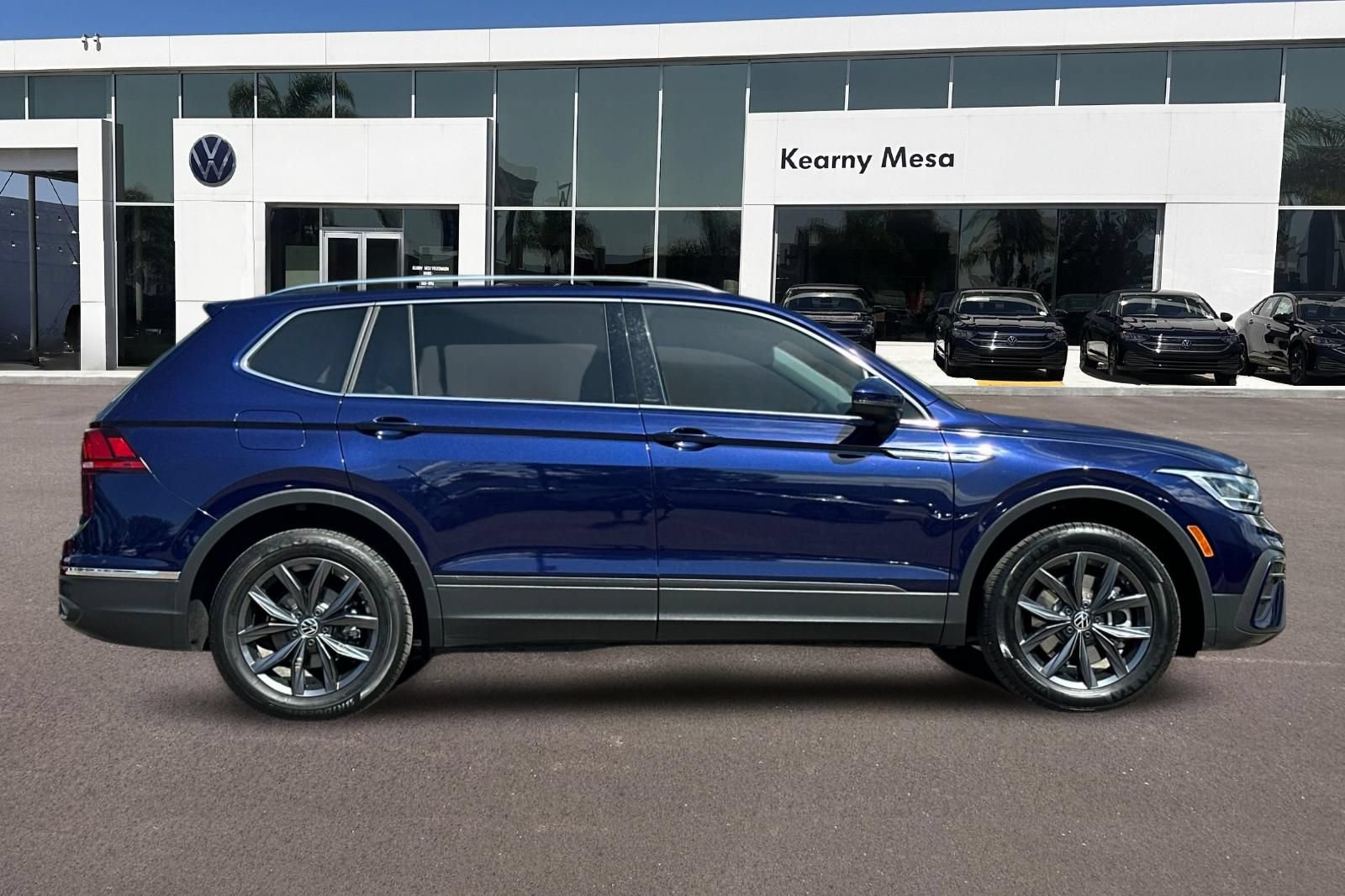 Used 2023 Volkswagen Tiguan SE FWD image 3
