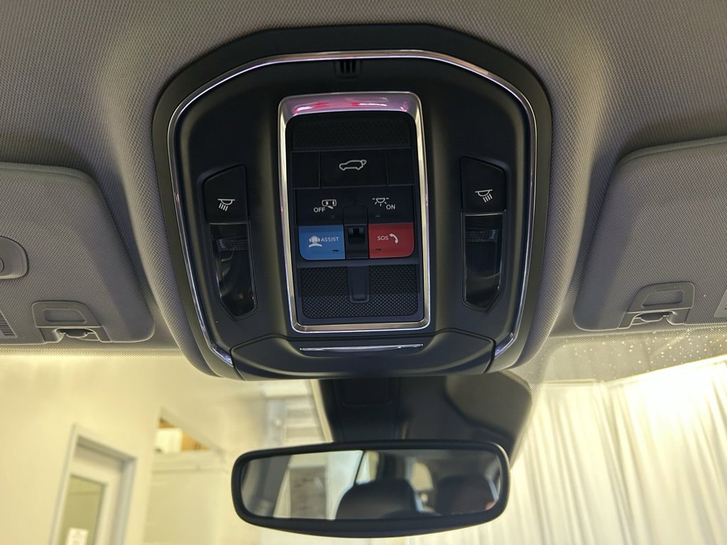 Used 2023 Jeep Grand Cherokee Limited w/ Black Appearance Package image 18