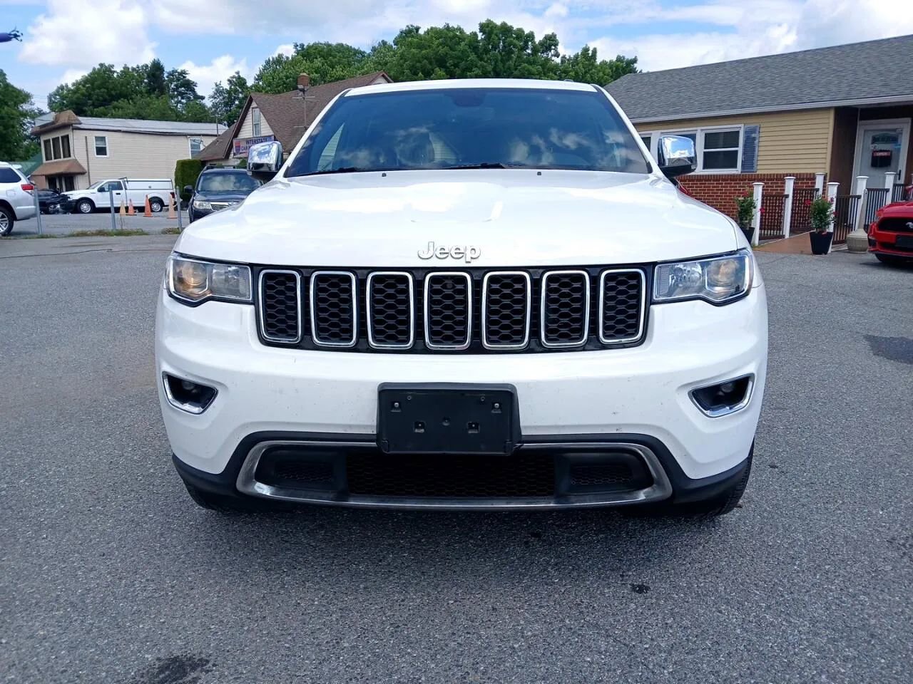 Used 2020 Jeep Grand Cherokee Limited w/ Luxury Group II image 2