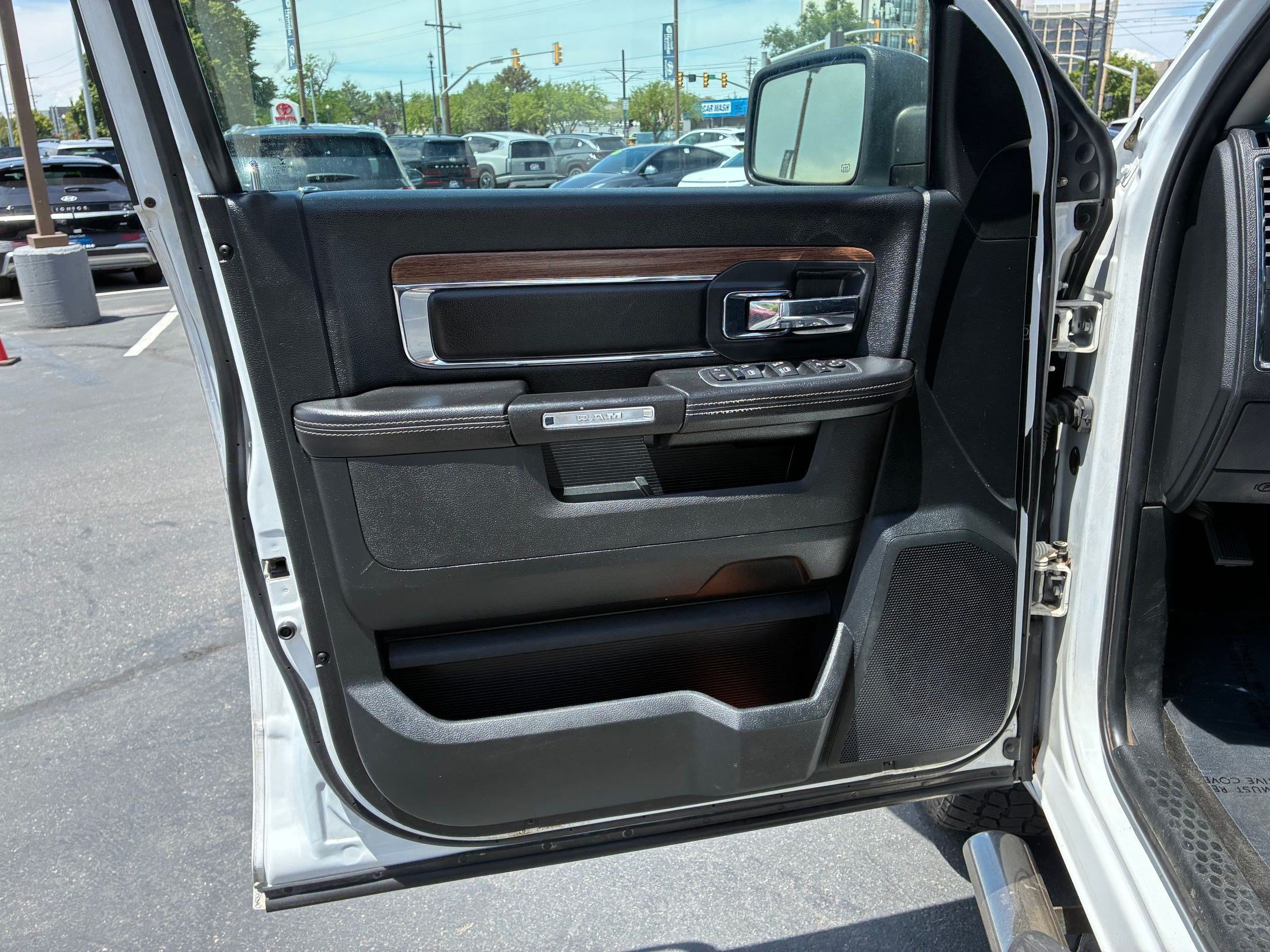 Used 2018 RAM 1500 Laramie AWD/4WD image 14