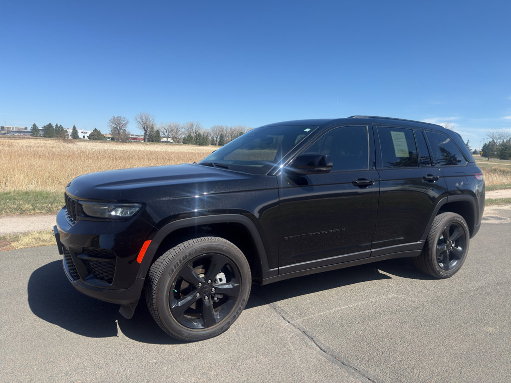 Used 2024 Jeep Grand Cherokee Altitude AWD/4WD image 2