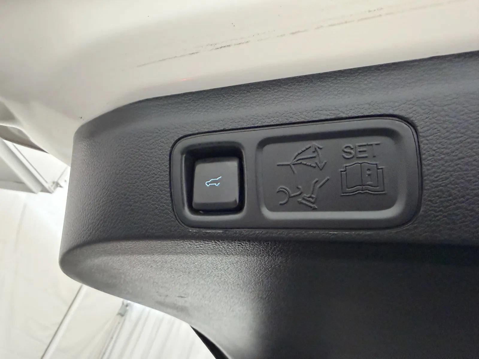 Used 2020 Ford Expedition XLT w/ Equipment Group 202A AWD/4WD image 39