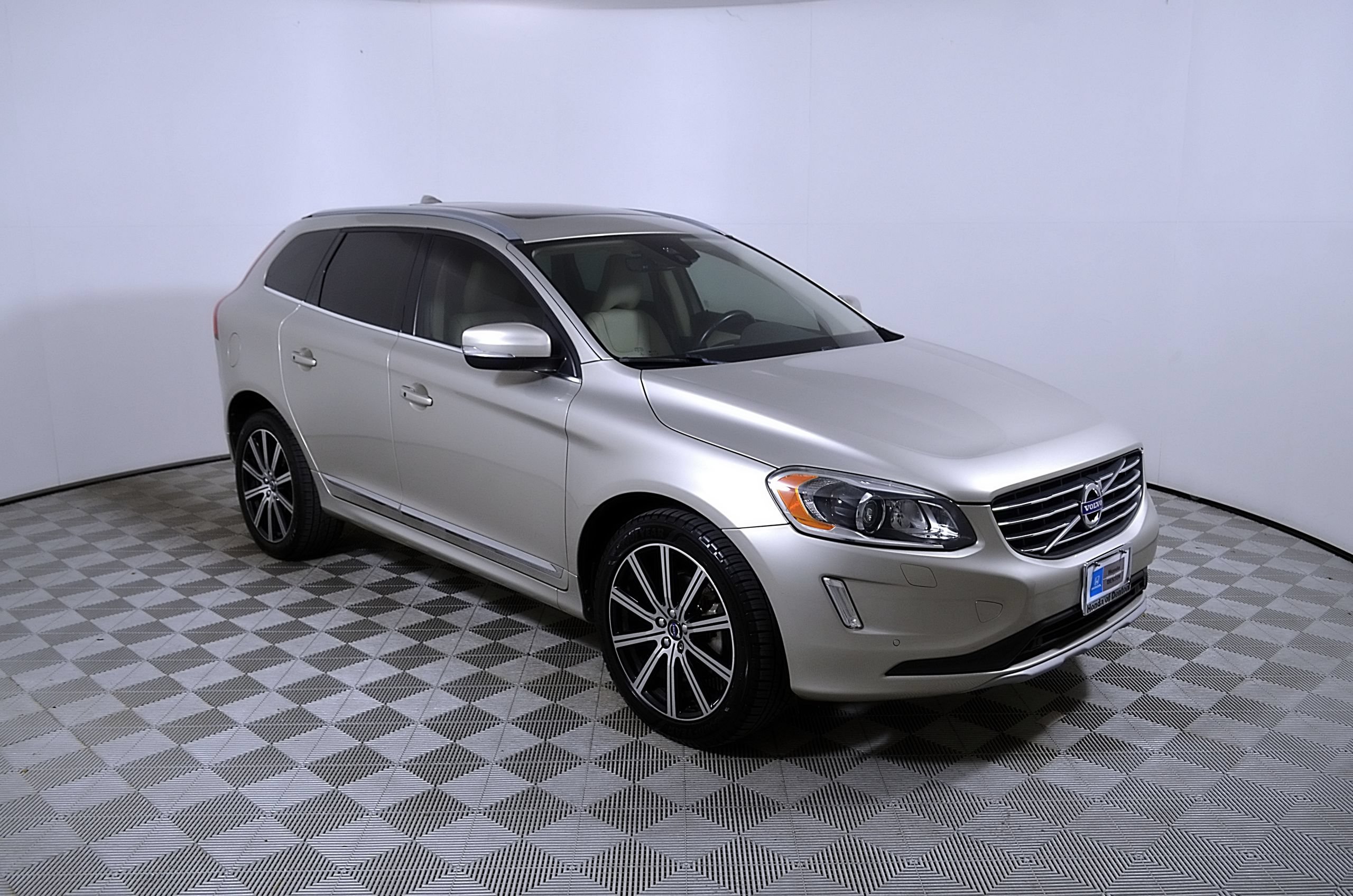 Used 2017 Volvo XC60 T6 Inscription w/ Preferred Option Package AWD/4WD image 6
