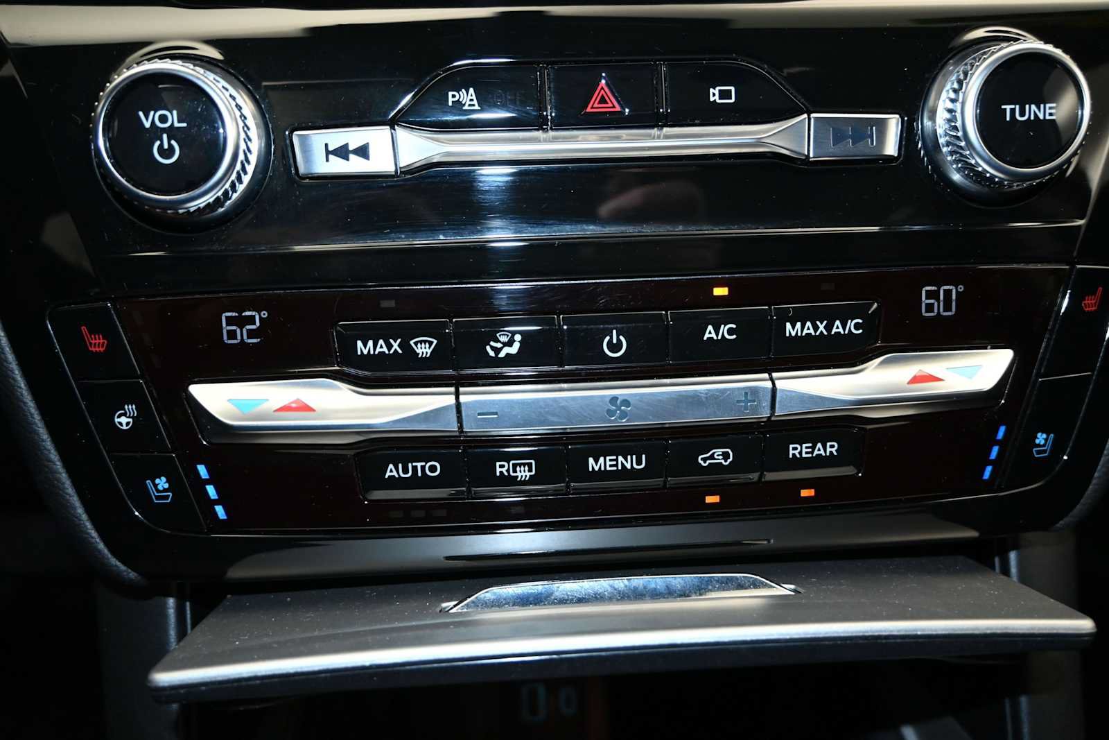 Used 2021 Ford Explorer Limited w/ Equipment Group 301A AWD/4WD image 13