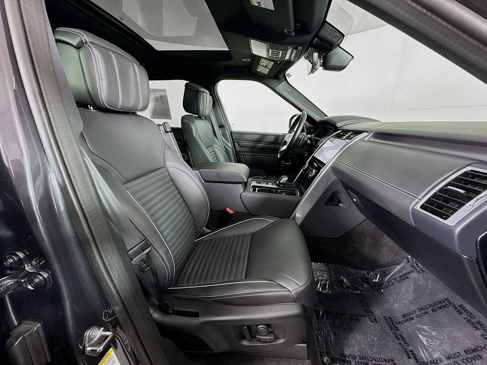 Used 2024 Land Rover Discovery Metropolitan Edition image 27