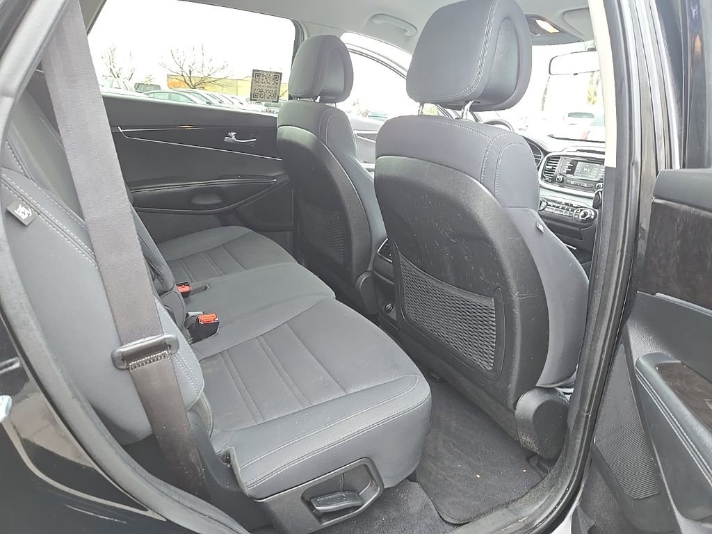 Used 2017 Kia Sorento LX image 28