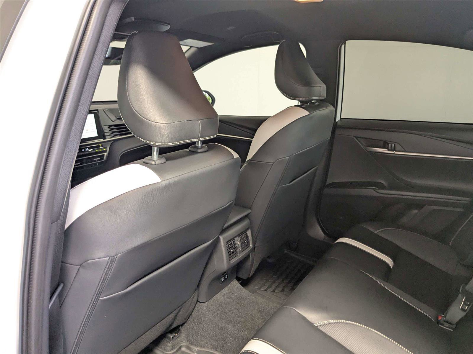Used 2025 Toyota Camry SE FWD image 35