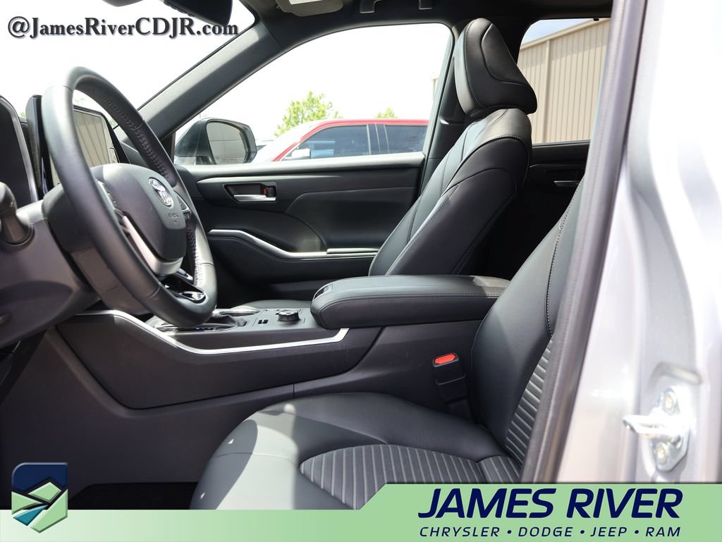 Used 2025 Toyota Highlander XSE AWD/4WD image 24