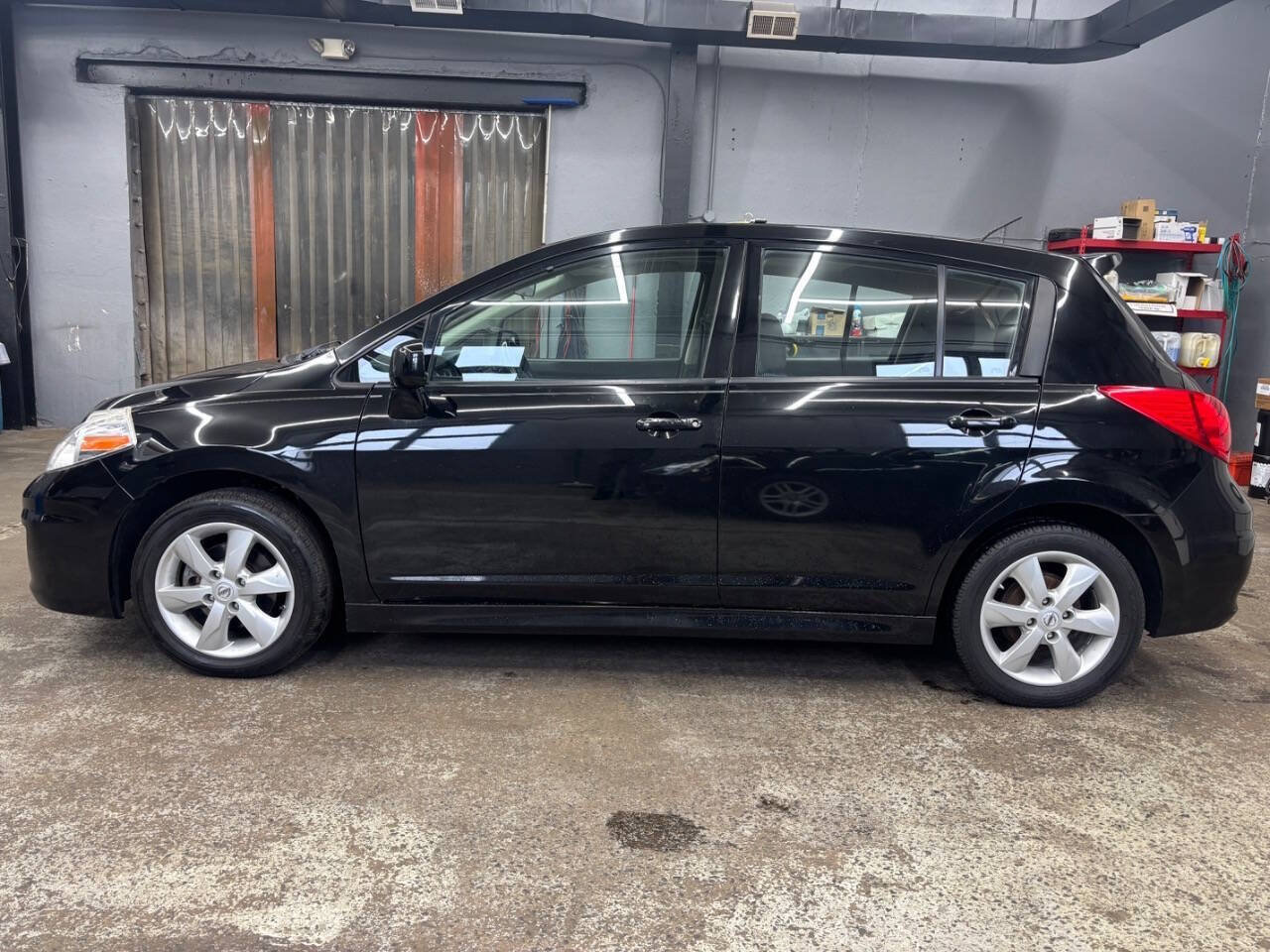 Used 2011 Nissan Versa Hatchback w/ Premium Pkg FWD image 2