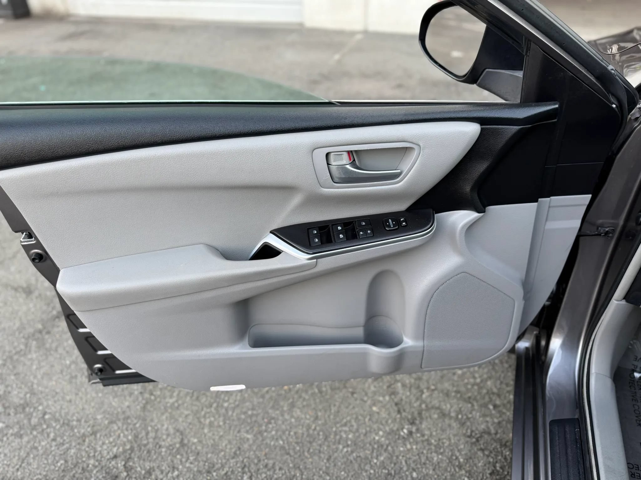 Used 2017 Toyota Camry LE FWD image 9