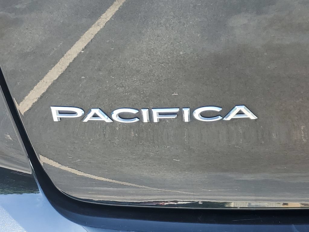 Used 2023 Chrysler Pacifica Touring-L FWD image 8