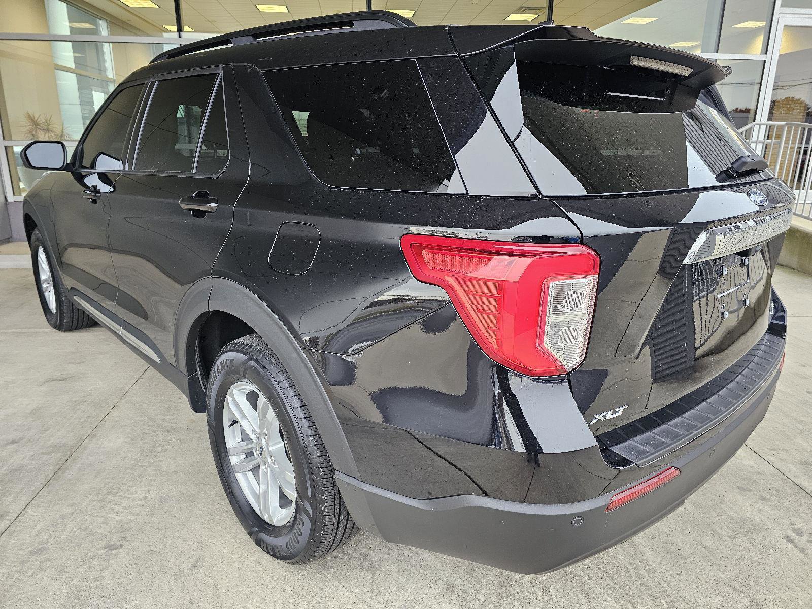 Used 2022 Ford Explorer XLT image 3