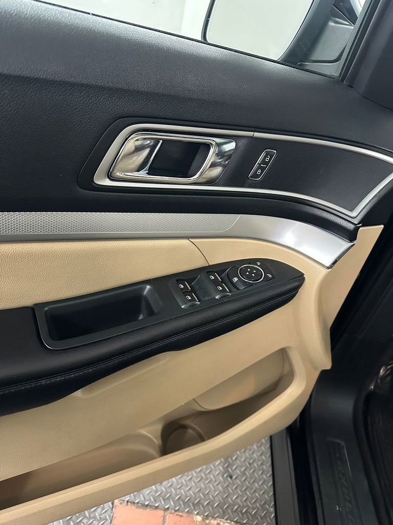 Used 2016 Ford Explorer XLT w/ Equipment Group 202A image 9