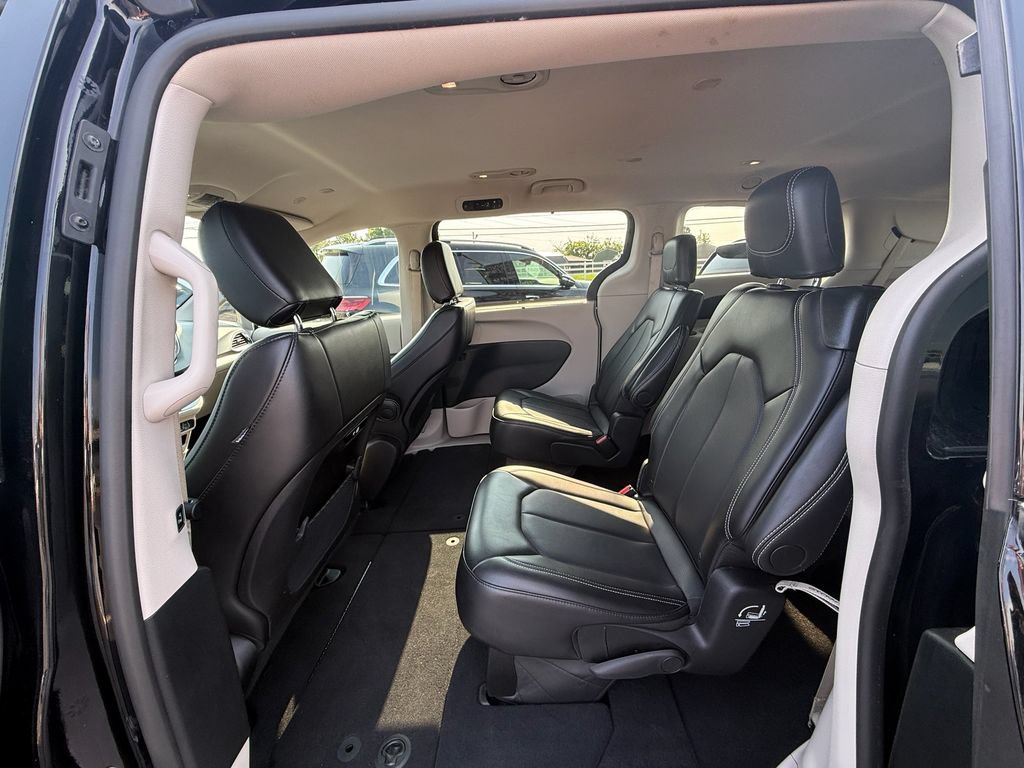 Used 2024 Chrysler Pacifica Touring-L FWD image 18