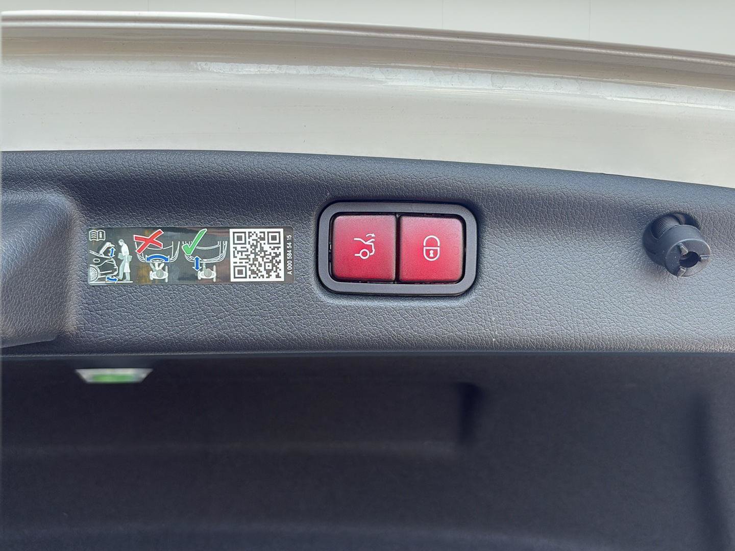 Used 2025 Mercedes-Benz C 300 4MATIC Sedan image 32