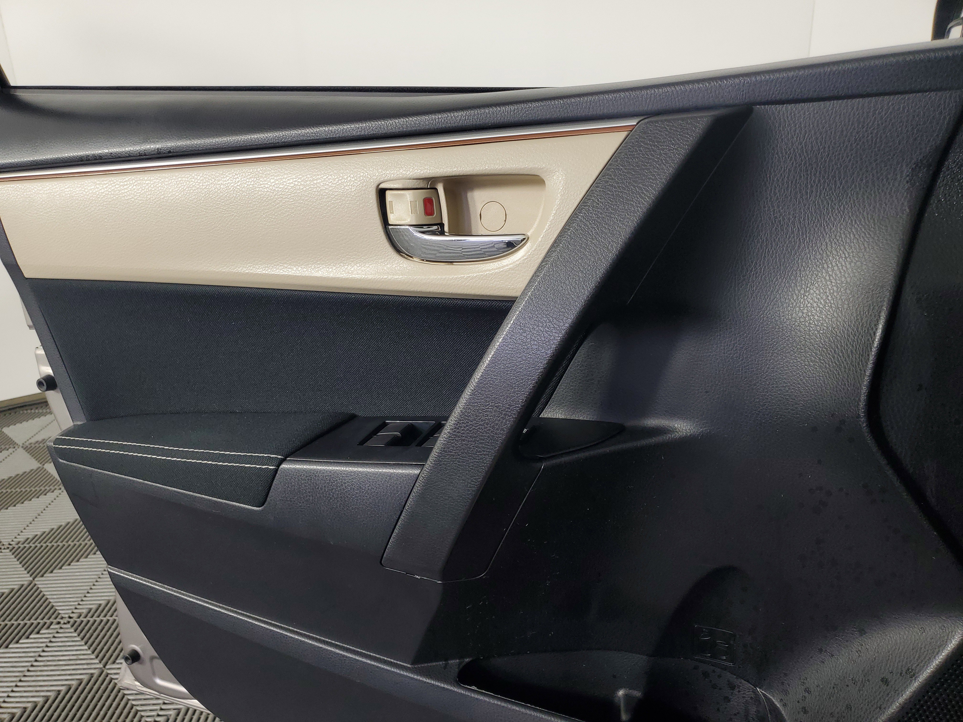 Used 2014 Toyota Corolla LE image 24