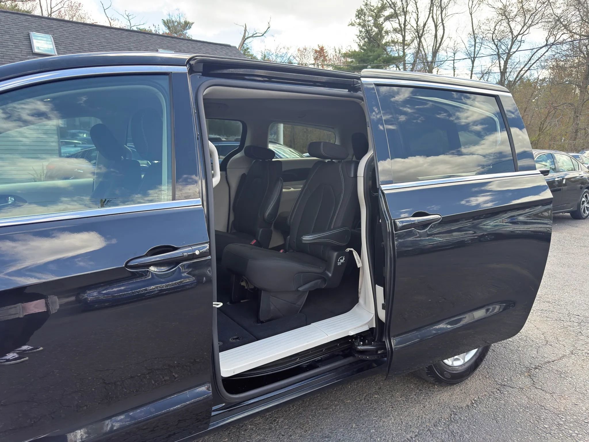 Used 2022 Chrysler Voyager LX FWD image 17