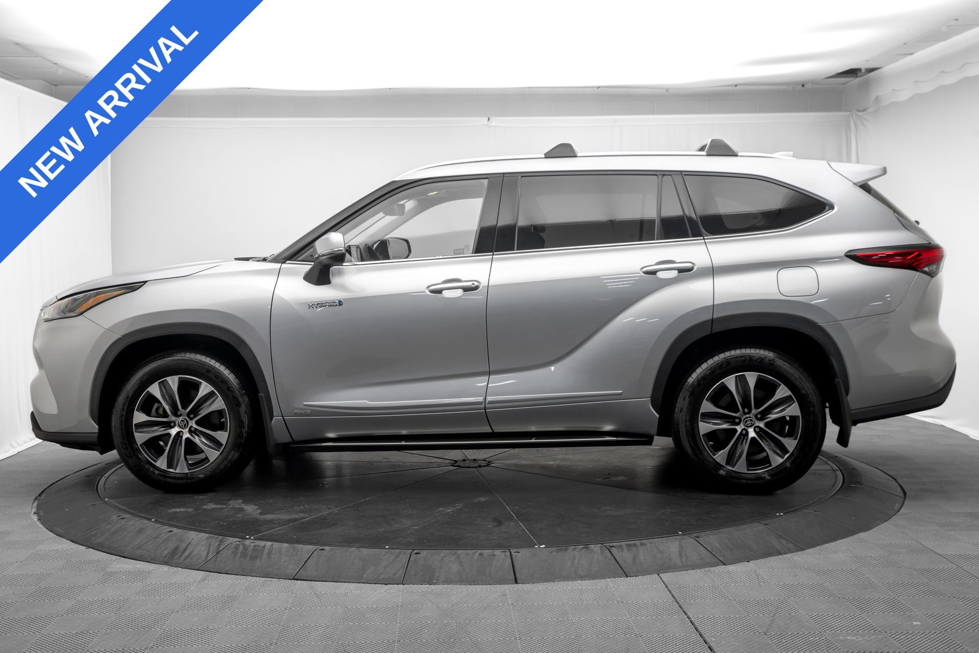 Used 2021 Toyota Highlander XLE AWD/4WD image 4
