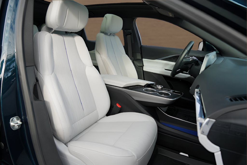 Used 2025 Cadillac Lyriq Luxury w/ LPO, Floor Liner Package RWD image 26