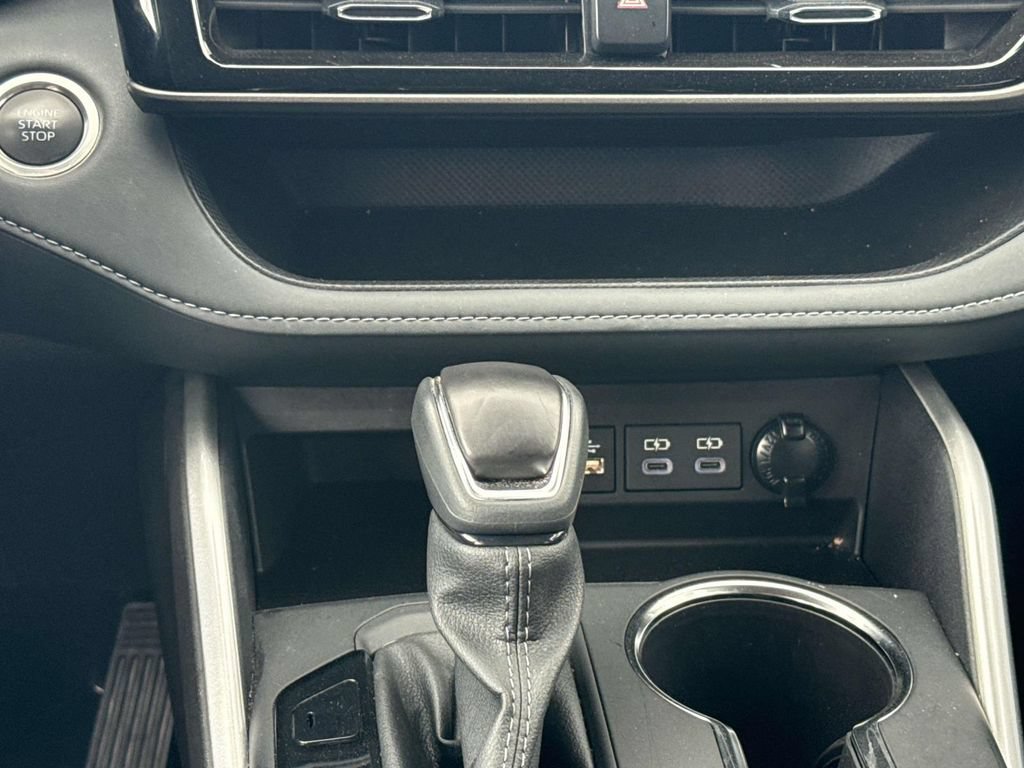 Used 2025 Toyota Highlander LE FWD image 19