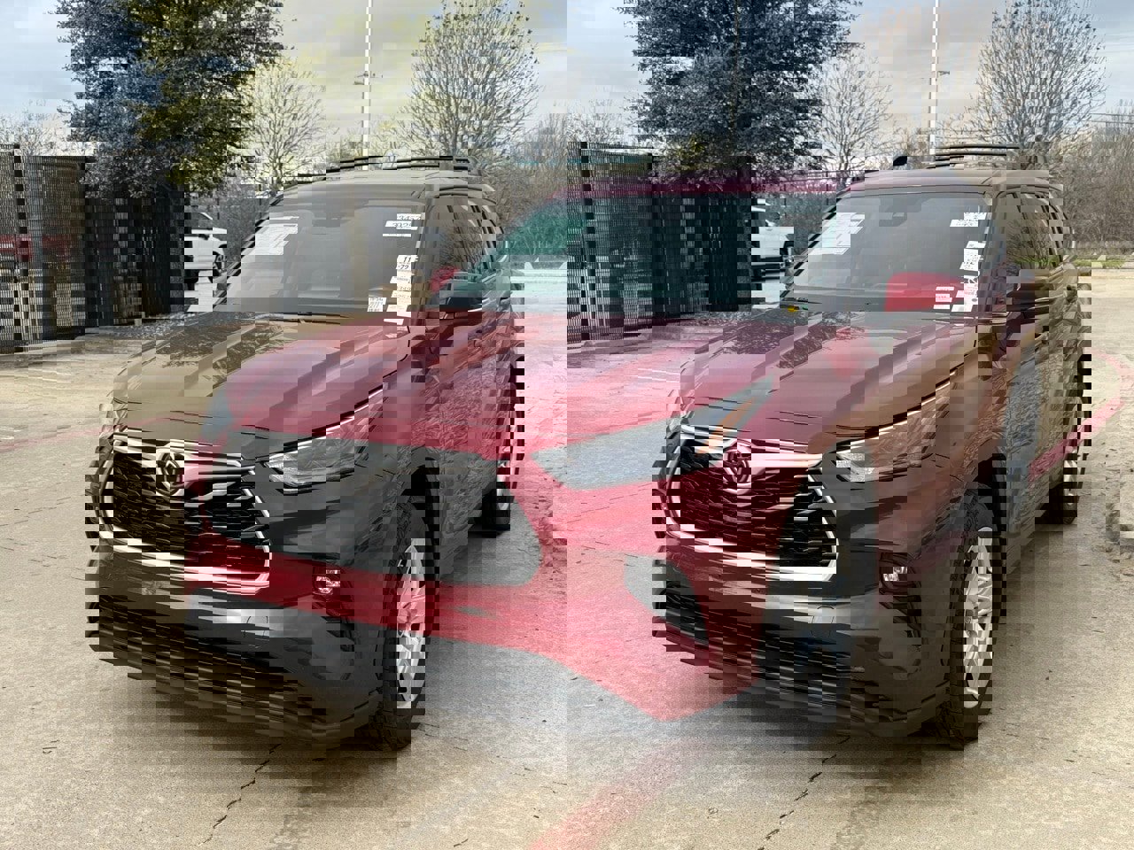 Used 2024 Toyota Highlander LE image 1