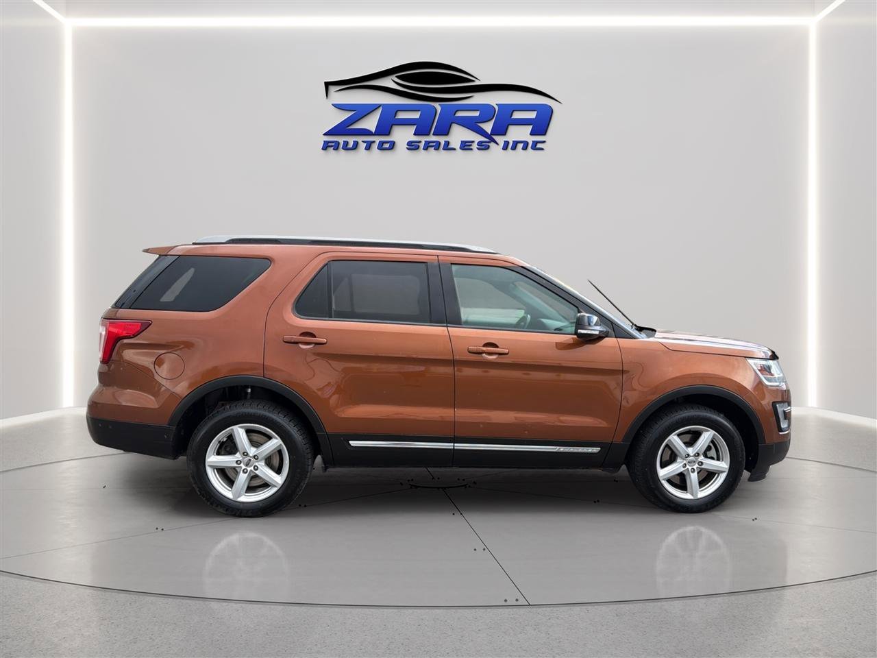 Used 2017 Ford Explorer XLT w/ Equipment Group 202A AWD/4WD image 8