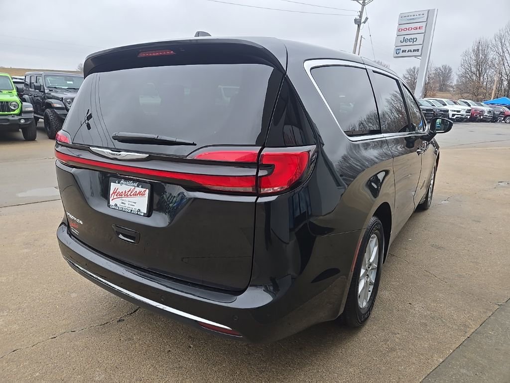 Used 2024 Chrysler Pacifica Touring-L image 10