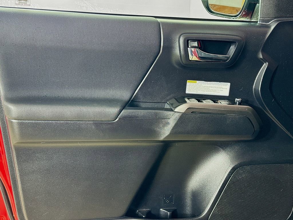 Certified 2018 Toyota Tacoma TRD Off-Road image 9