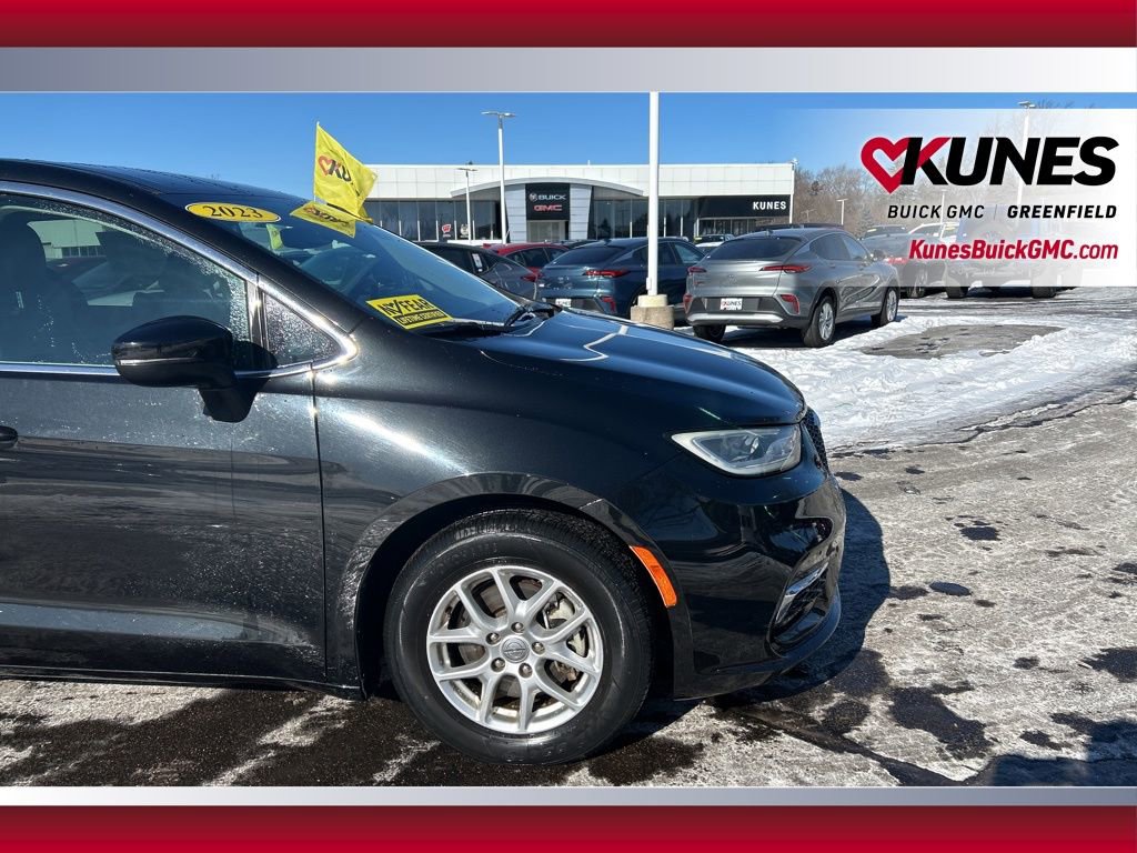 Used 2023 Chrysler Pacifica Touring-L image 15