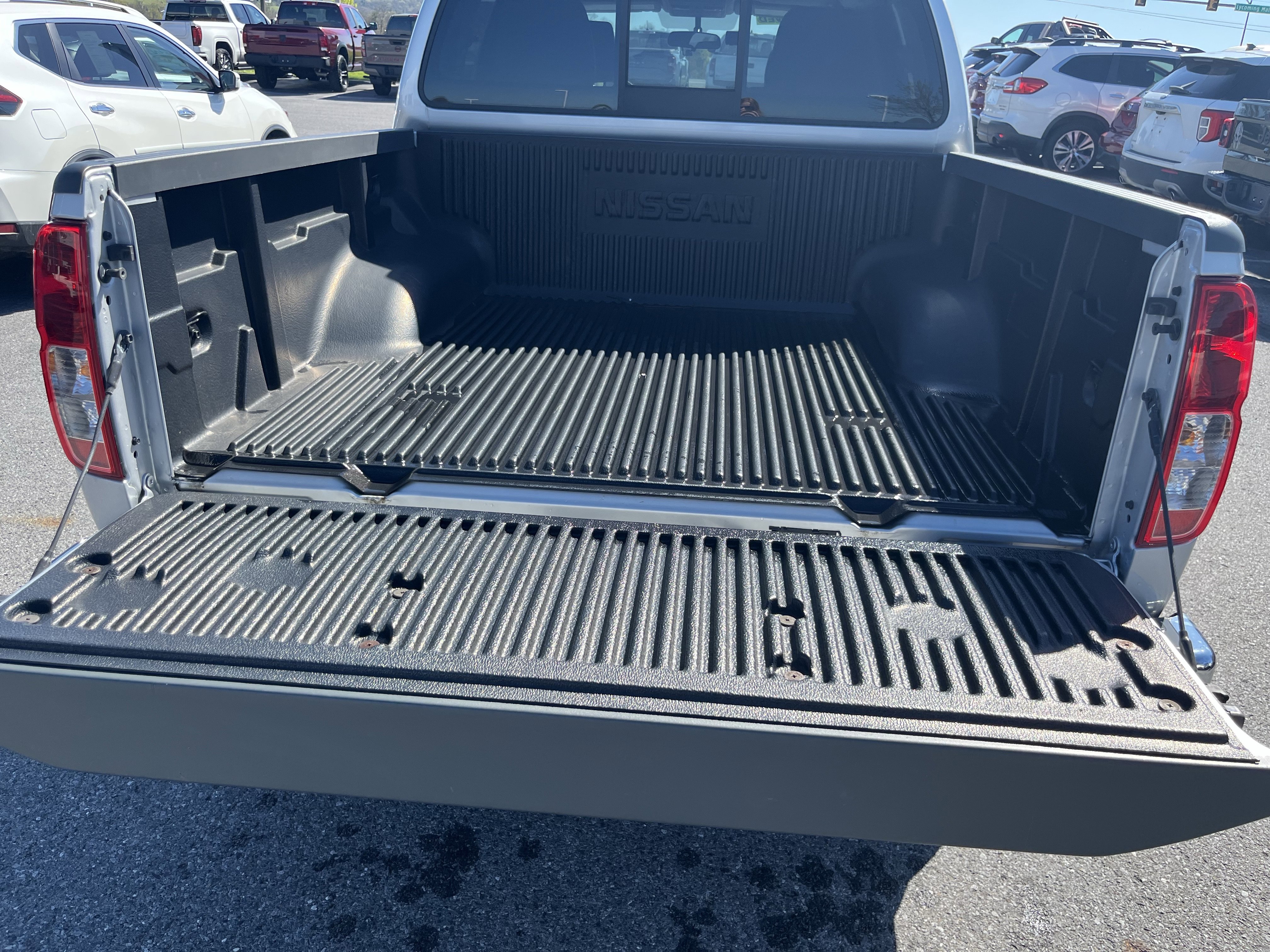 Used 2020 Nissan Frontier SV w/ SV Utility Package AWD/4WD image 5