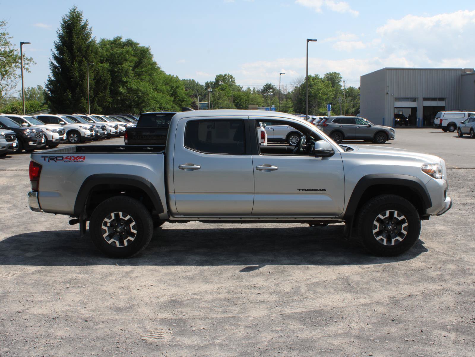 Used 2019 Toyota Tacoma TRD Off-Road AWD/4WD image 4