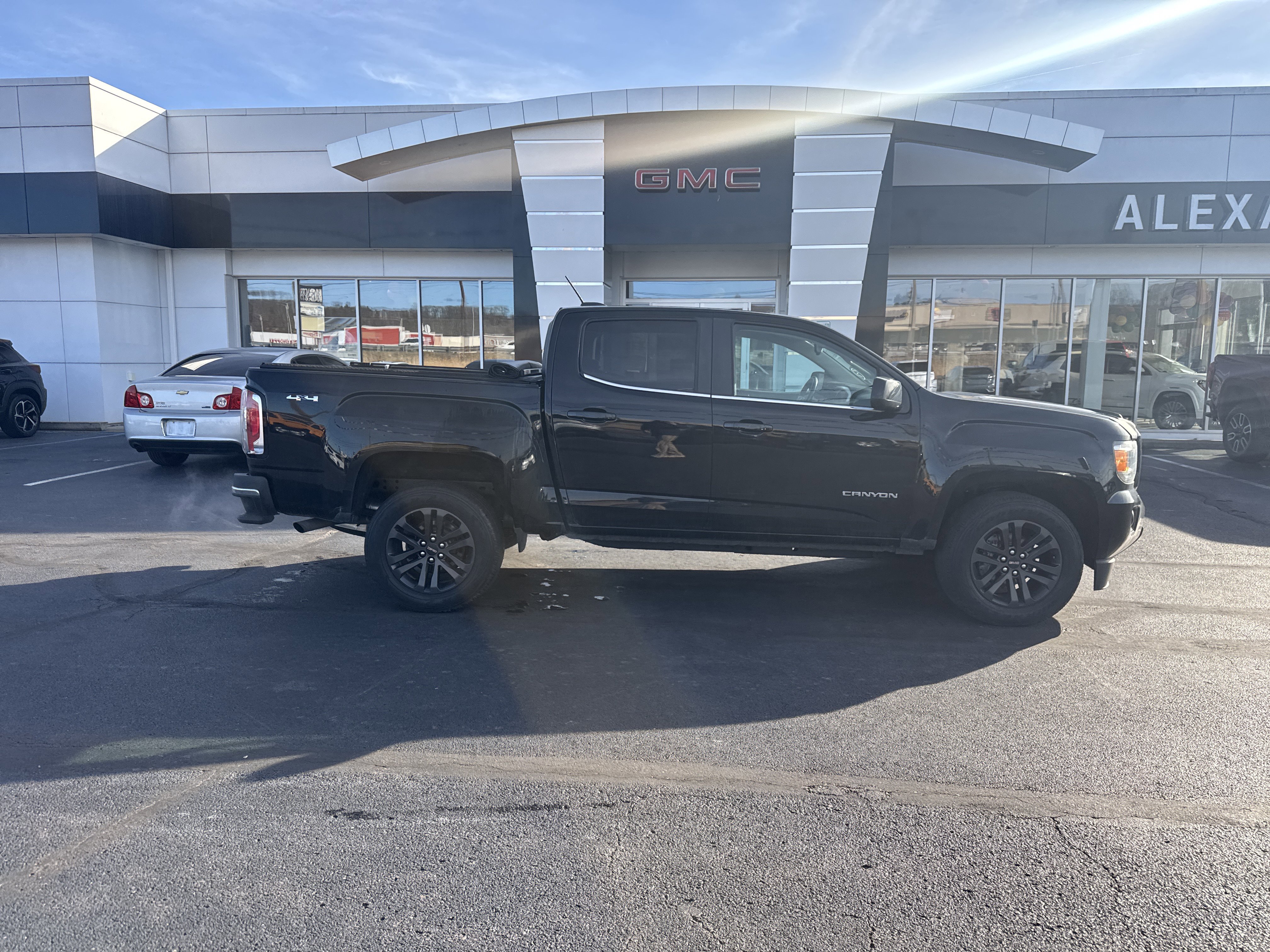 Used 2020 GMC Canyon SLE w/ Elevation Edition image 2
