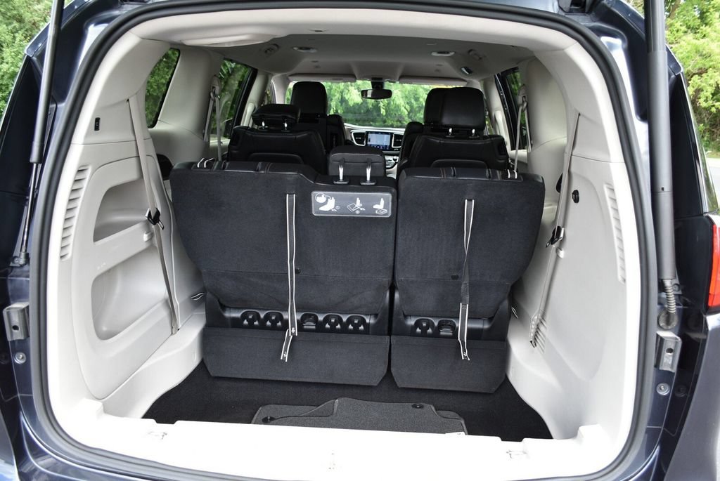 Used 2019 Chrysler Pacifica Touring-L Plus FWD image 35