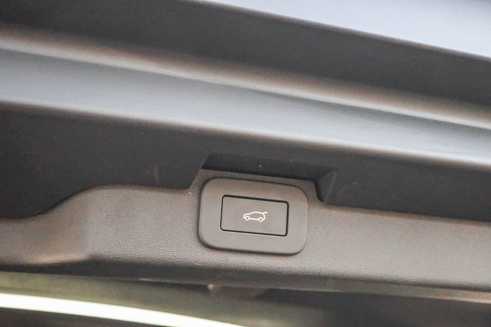 Used 2024 Land Rover Discovery Dynamic SE image 26