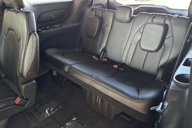 New 2026 Chrysler Pacifica Select image 12