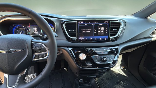 Used 2025 Chrysler Pacifica Select FWD image 11