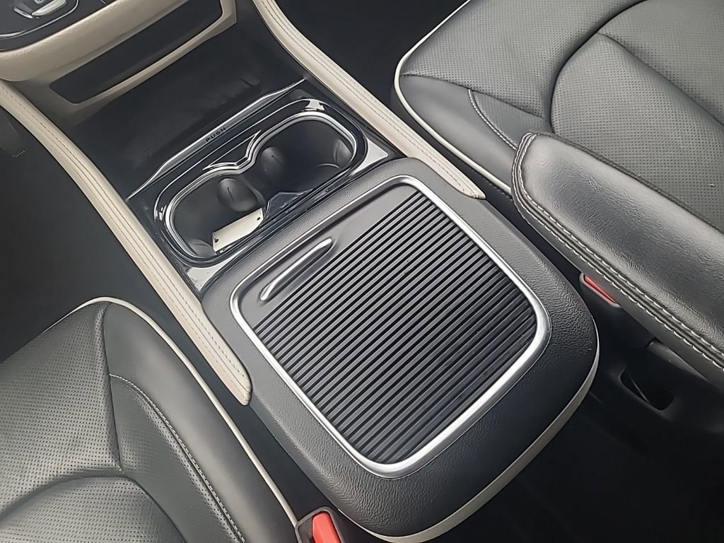 Used 2024 Chrysler Pacifica Limited image 17