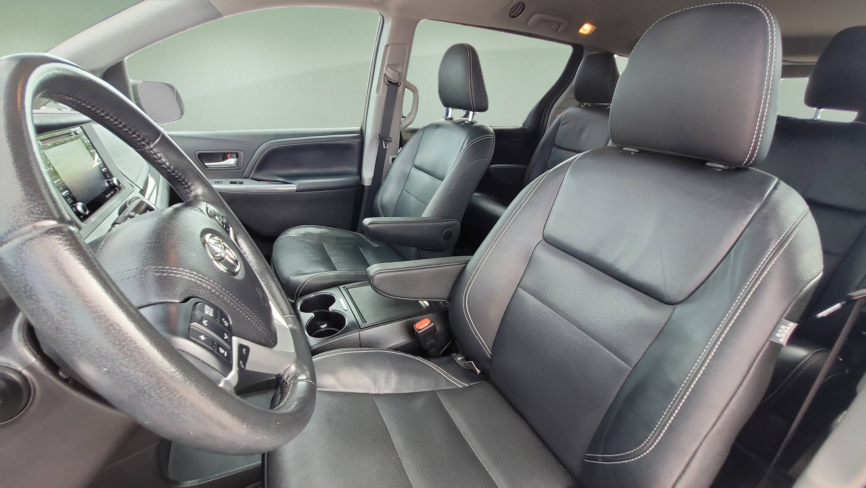 Used 2018 Toyota Sienna SE w/ SE Preferred Package FWD image 27