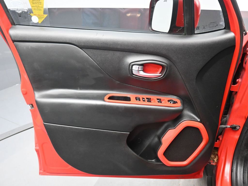 Used 2017 Jeep Renegade Altitude FWD image 9