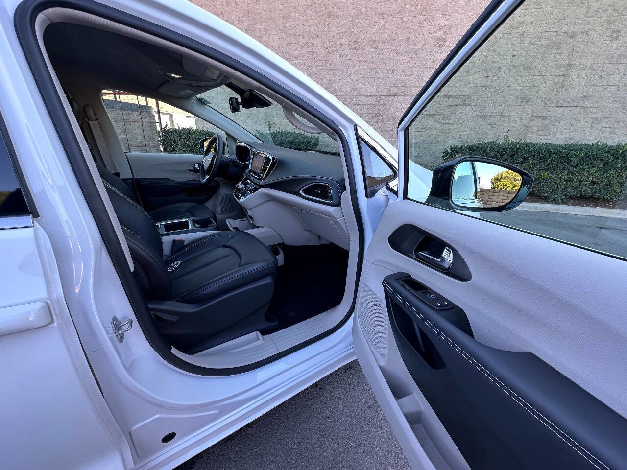 Used 2024 Chrysler Pacifica Limited FWD image 16