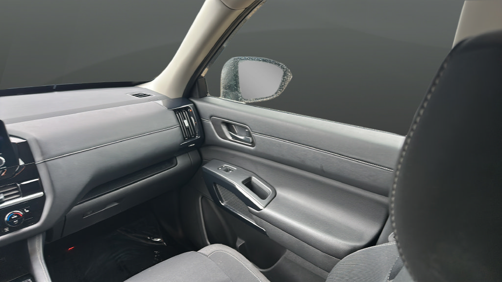 Used 2025 Nissan Pathfinder SV AWD/4WD image 16