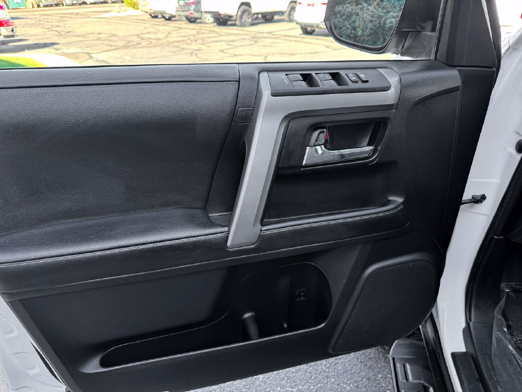 Used 2022 Toyota 4Runner SR5 AWD/4WD image 17