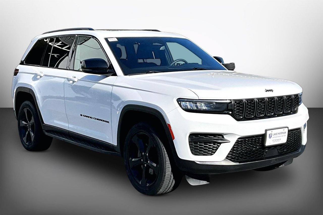 Certified 2023 Jeep Grand Cherokee Altitude AWD/4WD image 1