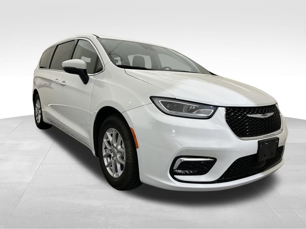 Used 2023 Chrysler Pacifica Touring-L FWD image 8