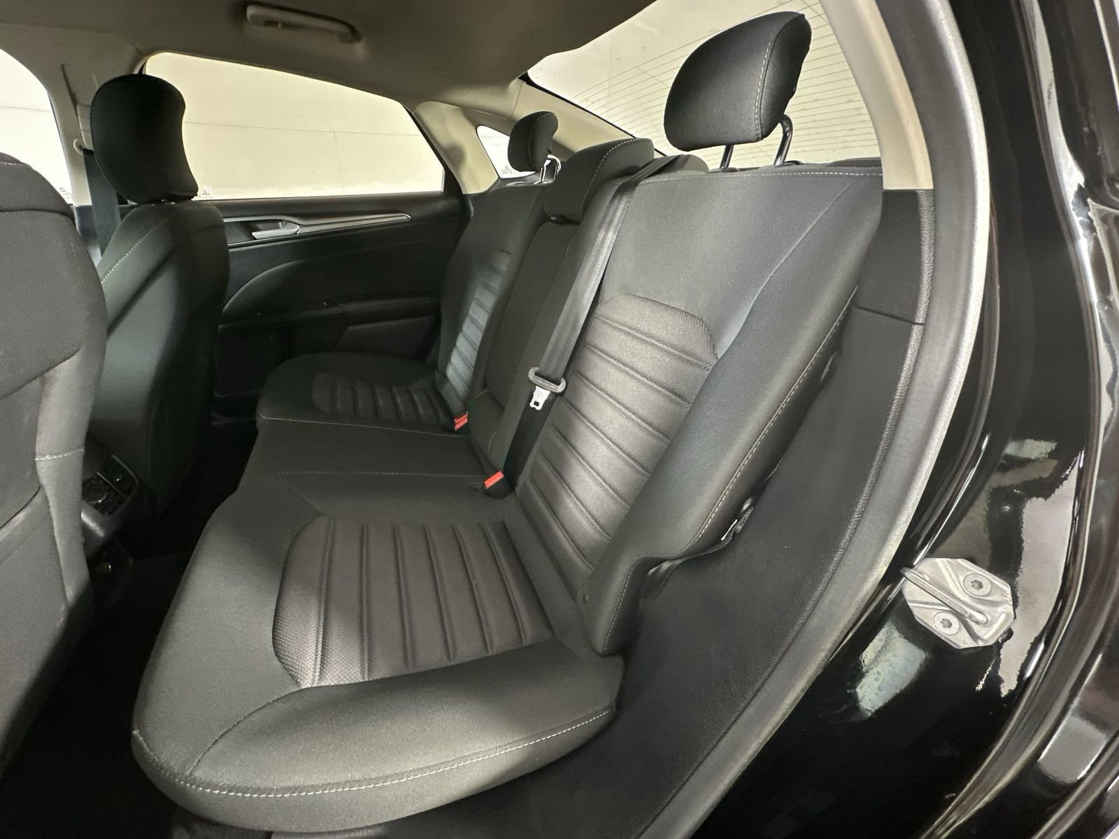 Used 2017 Ford Fusion SE w/ Fusion SE Technology Package image 27